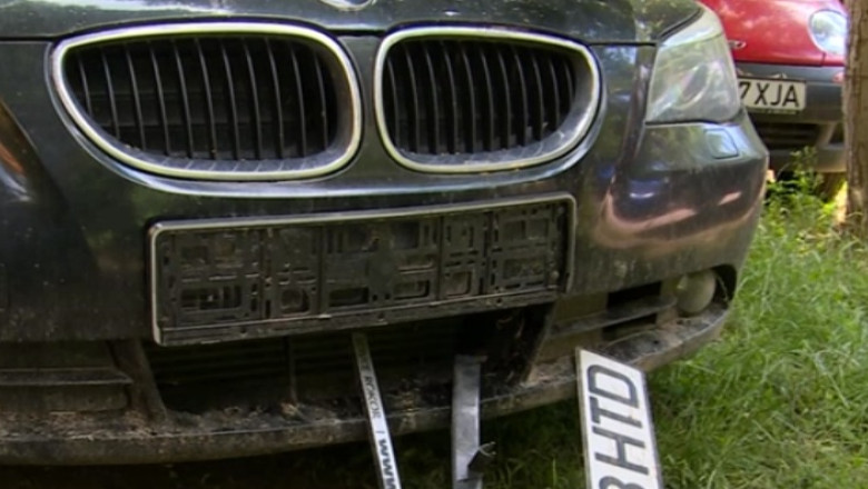 CRAIOVA. O masina de lux a fost distrusa de maidanezi Imagine