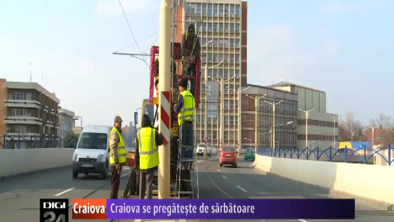 Craiova se pregateste de sarbatoare. Angajatii RAADPFL au inceput sa monteze in oras instalatiile de Craciun Imagine