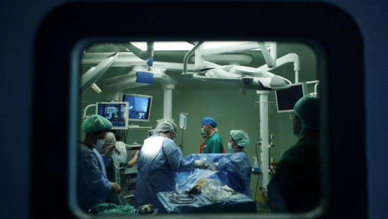 CRAIOVA. Zeci de operatii plastice si reparatorii, efectuate gratuit de medici americani Imagine
