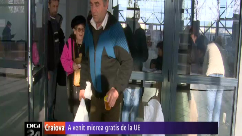 Craiovenii au primit mierea gratis de la UE Imagine