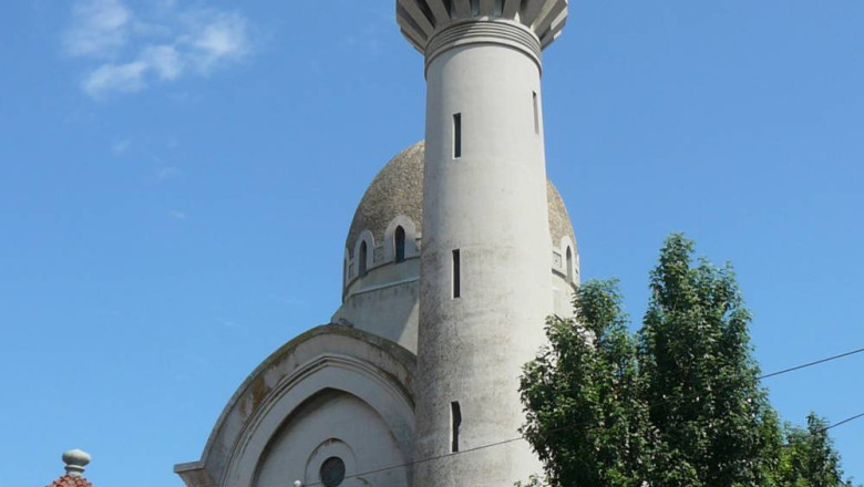 Crapa zidurile Moscheii Regale. In interiorul lacasului de cult e frig si umezeala Imagine