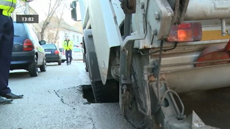 Crater aparut, pe neasteptate, pe o strada din Timisoara. Asfaltul s-a surpat sub o gunoiera Imagine