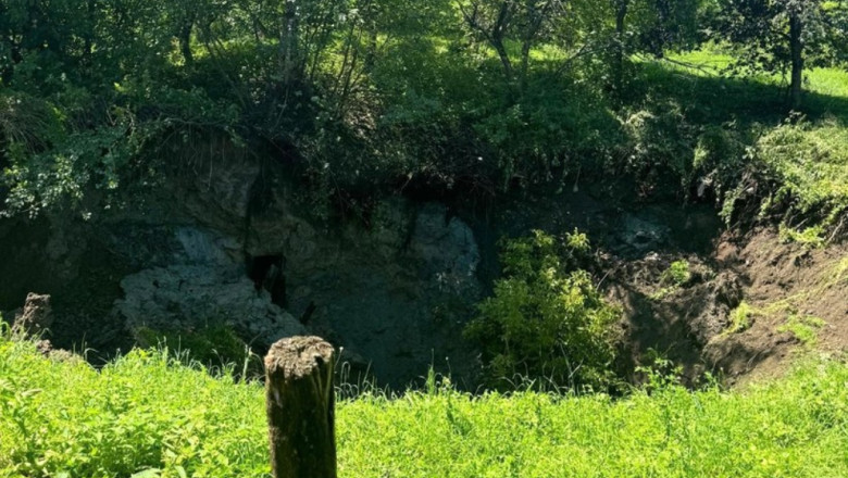 Crater de 30 metri in Maramures din cauza alunecarii de teren, in zona unei foste mine de sare. Mai multe persoane evacuate din zona Imagine