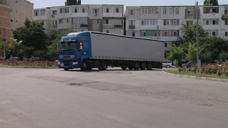 Cratere in sensul giratoriu. Acestea pun pericol siguranta soferilor Imagine