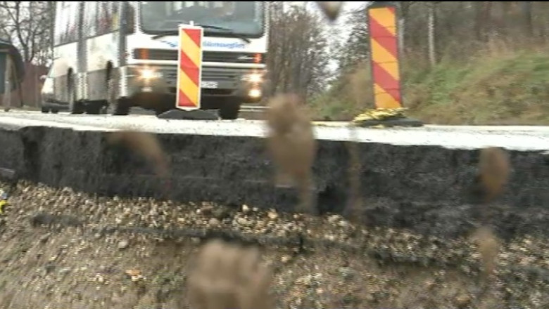 Craterul de pe DN 68A. Drumul Deva-Lugoj, surpat pe o portiune de 10 metri de peste sase luni Imagine