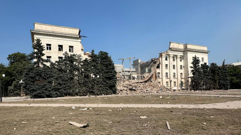 „Creaturi complet bolnave”. Reactia lui Zelenski dupa ce Rusia a doborat cu bombe cladirea administratiei din Herson Imagine