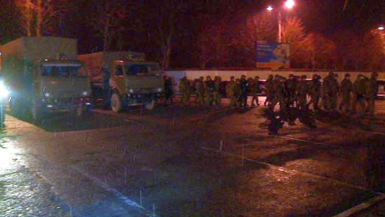 CRIMEEA. Aeroporturi ocupate de barbati inarmati Imagine