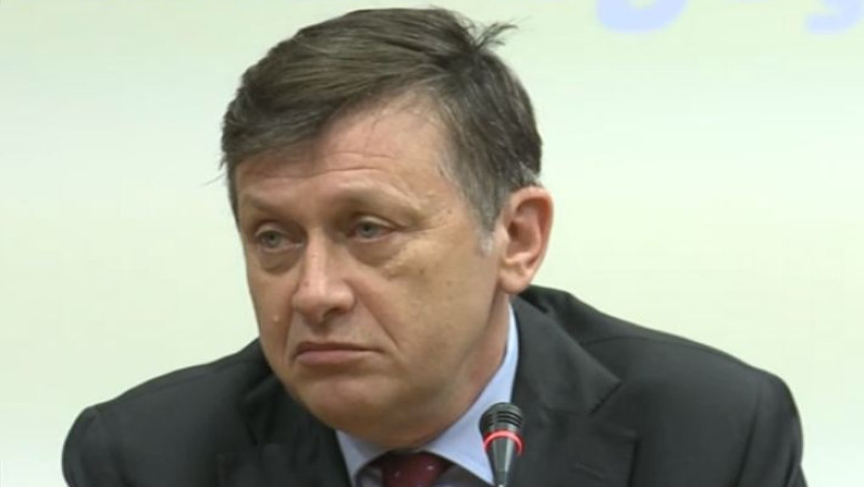 Crin Antonescu, blocat la Iasi. Cursa aeriana spre Bucuresti a fost anulata Imagine