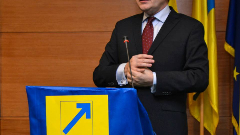 Crin Antonescu ii raspunde premierului: Face afirmatii mincinoase. S-ar putea sa fiu intoxicat, sa fi facut indigestie de la mediocritatea unor politicieni de felul lui Ponta Imagine