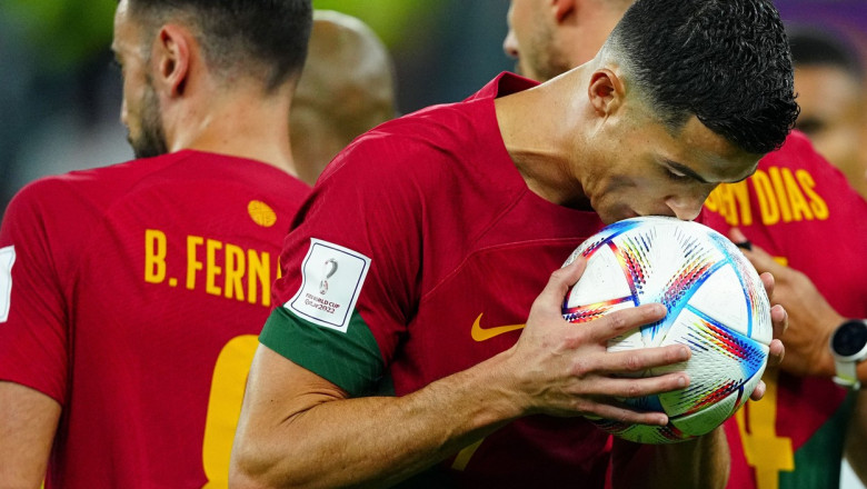 Cristiano Ronaldo, primul jucator de fotbal care marcheaza la cinci Cupe Mondiale. A depasit un grup select din care face parte si Pele Imagine