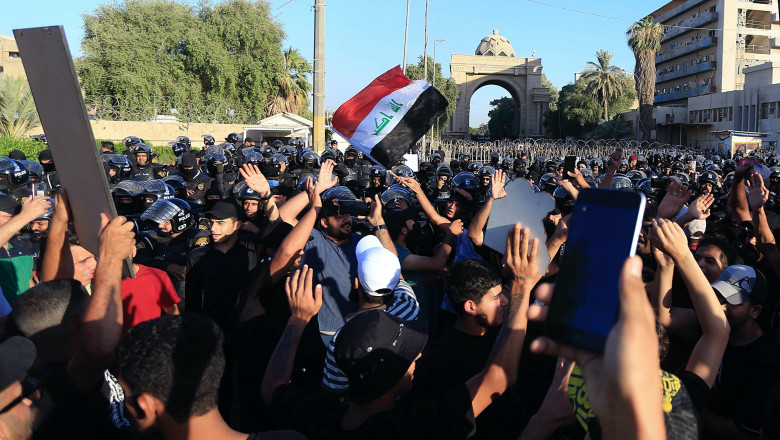 Criza politica in Irak. Manifestantii au patruns in „zona verde” si au invadat Parlamentul de la Bagdad Imagine