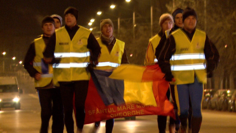 Cros cu drapelul de la Iasi la Alba Iulia. 10 militari din Iasi alearga pana la Piatra Neamt, unde predau stafeta Imagine