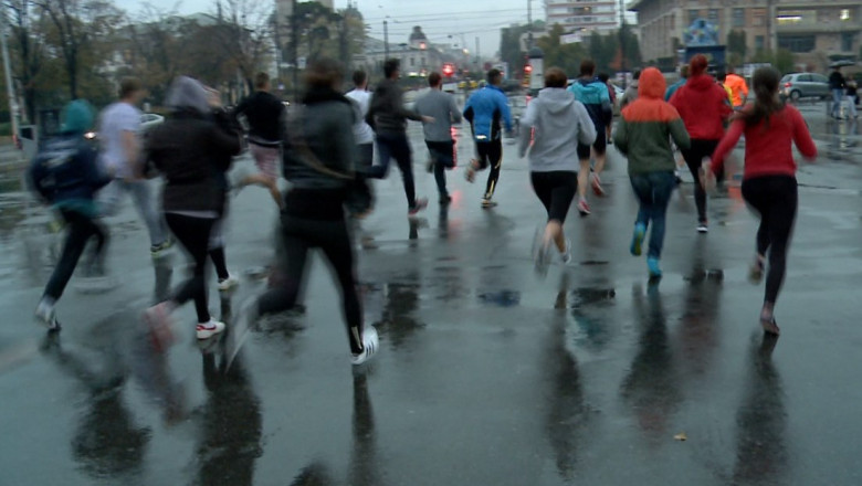 Cross prin ploaie. 30 de studenti din Iasi au alergat patru kilometri pentru a promova sportul Imagine