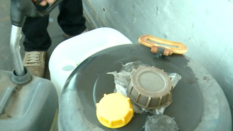 Cu butoiul la benzinarie. Oamenii isi fac provizii de carburant inaintea scumpirii de maine Imagine