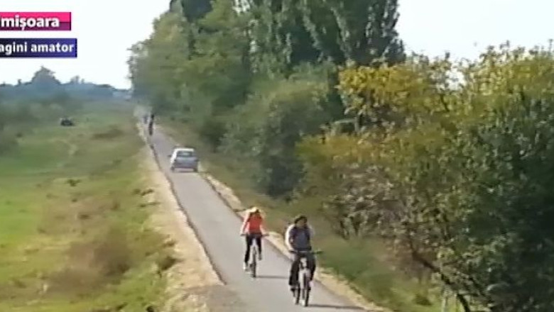 Cu masina pe pista de biciclete. Biciclistii cer amplasarea unor stalpisori care sa blocheze accesul autoturismelor  Imagine