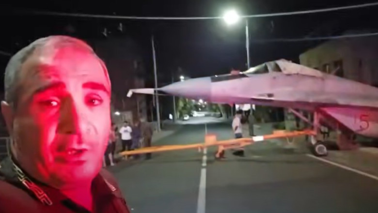 Cu MIG-ul pe bulevard. Momentul in care soldatii lui Putin scapa un avion de lupta in timp ce-l tractau pe o strada din Erevan Imagine