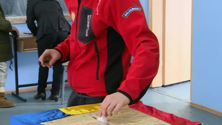 Cu orice pret la urne. Salvamontistii si meteorologii au batut la picior un drum de trei ore Imagine