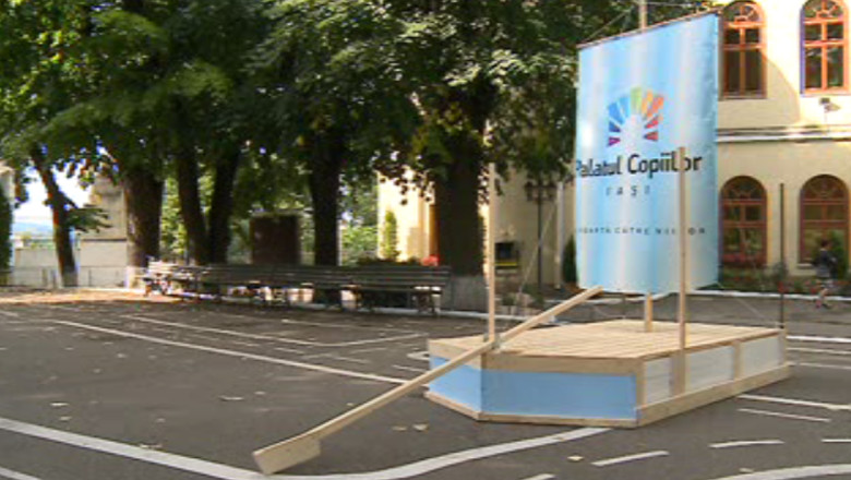 Cu pluta pe Bahlui. Doi profesori au construit o ambarcatiune si se pregatesc de expeditie  Imagine