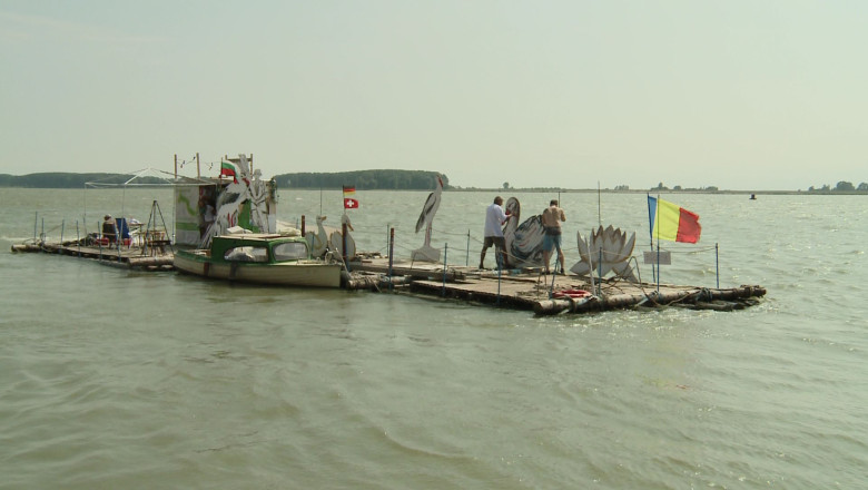 Cu pluta pe Dunare. Un grup de nemti calatoreste pe fluviu cu o pluta din lemn Imagine