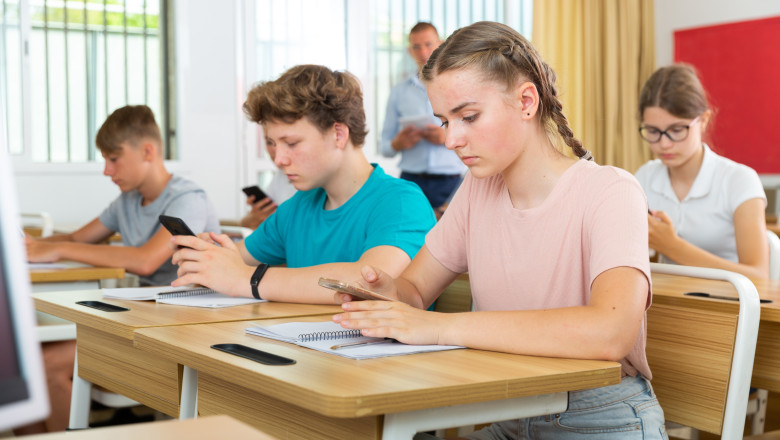 Cu sau fara telefoane la ore? Ce s-a intamplat la un liceu din Olanda dupa interzicerea mobilelor si ce pot face scolile din Romania Imagine