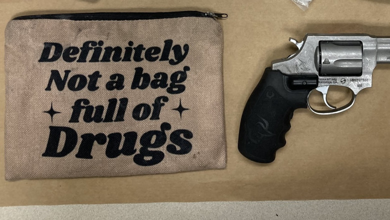 „Cu siguranta nu este o punga plina cu droguri”. Ce au gasit politistii americani intr-o borseta cu acest mesaj Imagine