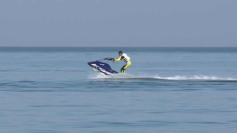 Cu ski jet-ul pe mare. Pasionatii sporturilor extreme au iesit pe mare  Imagine