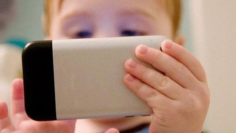 Cu telefonul mobil la scoala: doi din zece copii primesc gadgetul inainte de varsta de 12 ani. Care este momentul potrivit in care parintii il pot cumpara Imagine