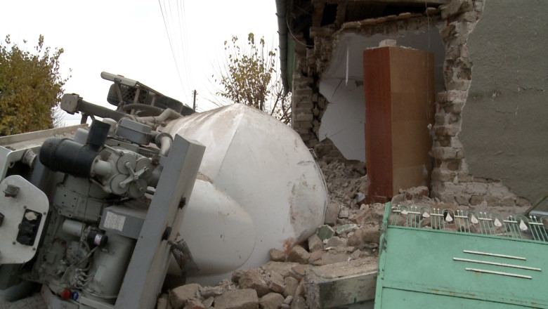 Cu TIR-ul in casa. Doi localnici dintr-un sat bihorean stau de cateva zile cu un camion intre zidurile locuintei Imagine