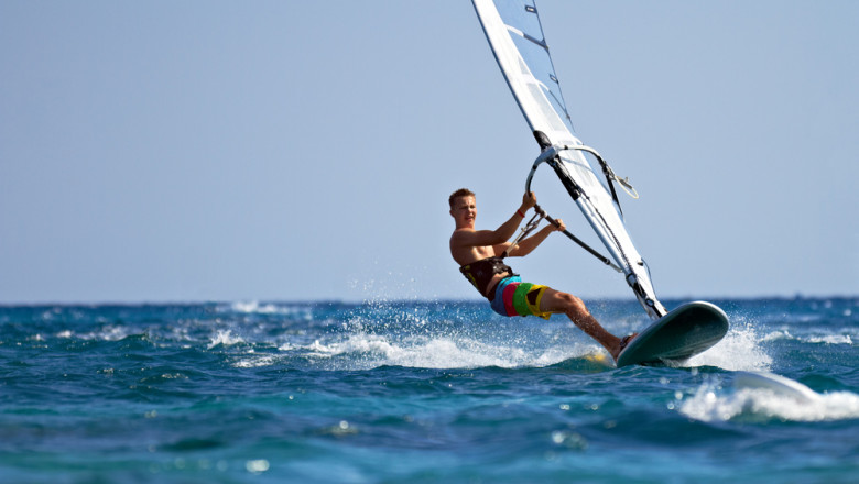 Cu vantul in vele. Windsurfingul depinde de un vant prielnic  Imagine