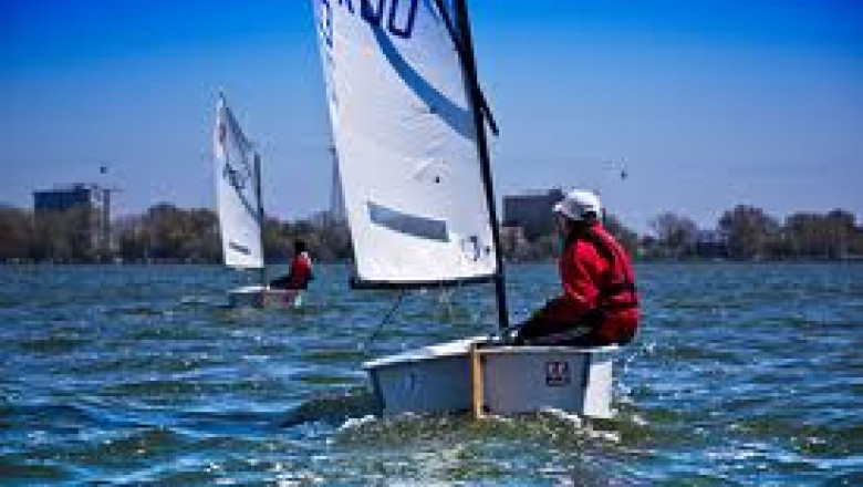 Cu yacht-ul pe lac. Pasionatii sportului cu vele si-au scos deja ambarcatiunile pe apa  Imagine