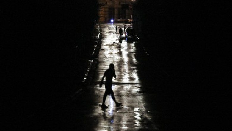 Cuba a ramas din nou fara electricitate, lovita puternic de uraganul Rafael. „Intensitatea vantului este de 185km/h” Imagine