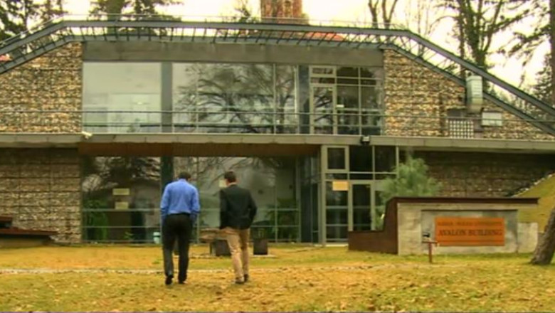 Cubul virtual in care se pot trata fobiile sau durerile pacientilor cu amputatii ori arsuri Imagine