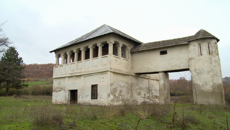 Cula lui Tudor Vladimirescu din Cerneti, judetul Mehedinti, in paragina Imagine