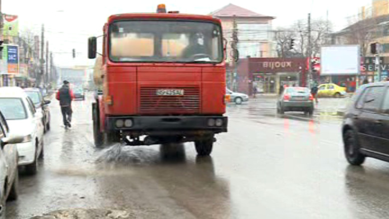 Culmea curateniei stradale la Iasi: mai multe utilaje de la Salubris au spalat asfaltul pe ploaie Imagine