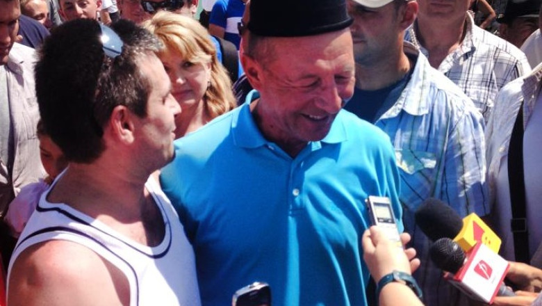 CULTURA POLITICA. Traian Basescu reia traditia bailor de multime Imagine