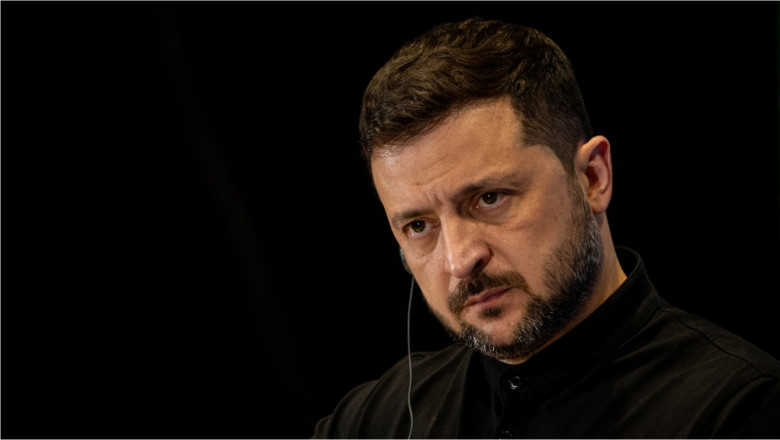 Cum a ajuns Volodimir Zelenski sa se confrunte cu cea mai mare criza politica a presedintiei sale Imagine