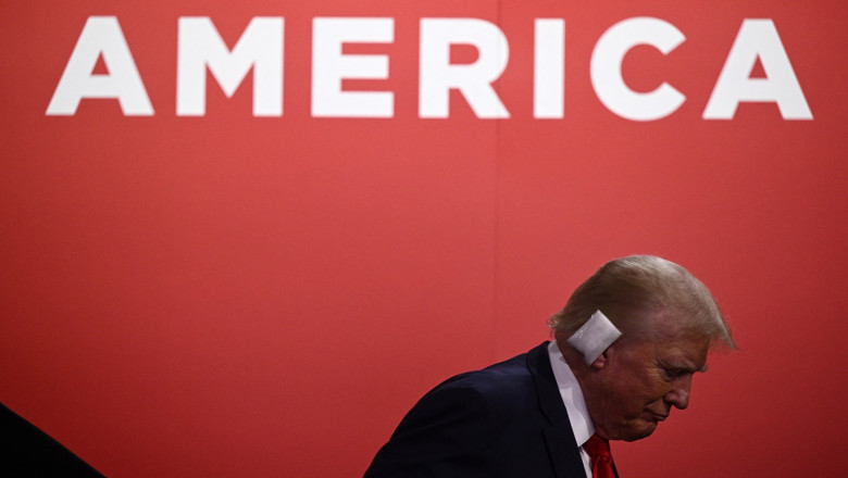 Cum a aparut Donald Trump in public prima oara dupa tentativa de asasinat. Fostul presedinte poarta un bandaj mare la urechea dreapta Imagine