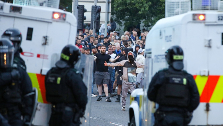 Cum a devenit Ballymena scanteia revoltelor anti-imigratie din Irlanda de Nord, dupa ce doi minori romani au fost acuzati de viol Imagine