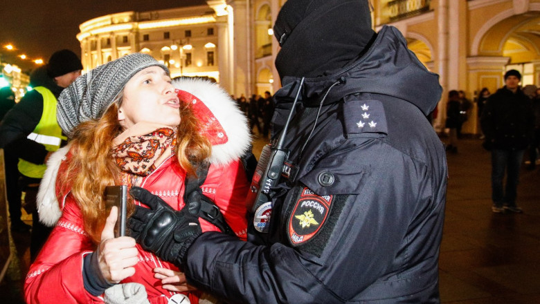 Cum a fost demascat „barbatul in negru”, politistul care a terorizat mai multe femei ce protestau impotriva razboiului din Ucraina Imagine