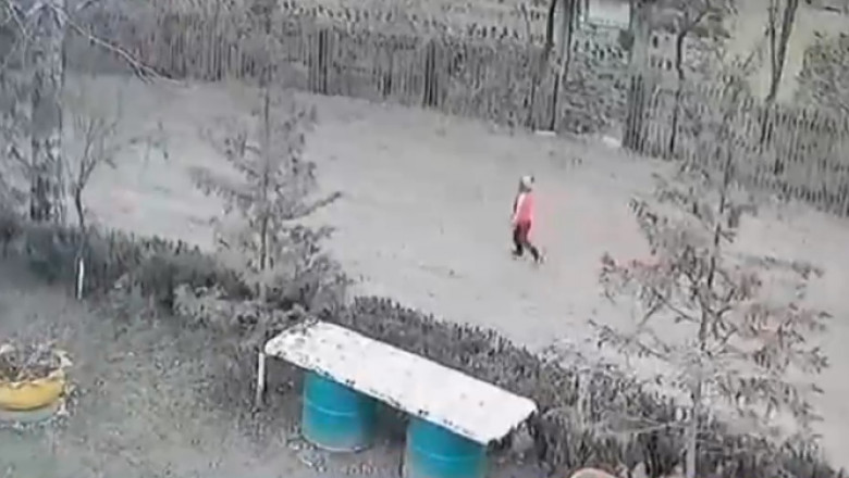 Cum a fost gasit dupa 25 de ore baietelul de 2 ani disparut din curtea casei. Imaginile cu el surprinse de o camera video dintr-un parc Imagine