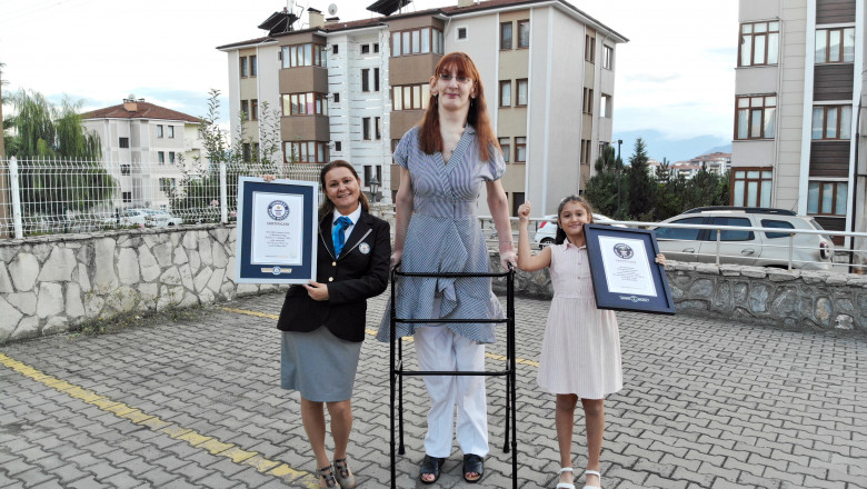 Cum a fost prima calatorie cu avionul pentru cea mai inalta femeie din lume: „Au fost anulate sase locuri si au pus o targa” Imagine