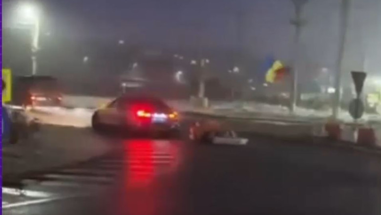 Cum a fost sanctionat soferul care a facut drifturi intr-un sens giratoriu din Iasi, cu un sicriu legat de masina Imagine
