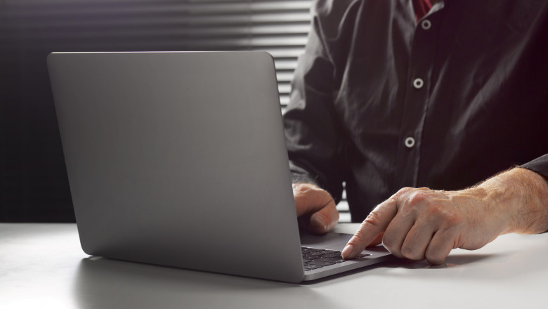 Cum a reusit un barbat din Timis sa insele online 250 de persoane. A obtinut 25.000 de euro in doar 6 luni, din mila oamenilor Imagine