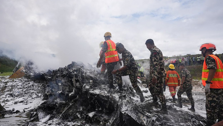 Cum a supravietuit pilotul avionului care s-a prabusit in Nepal. Toate celelalte persoane aflate la bord au murit Imagine