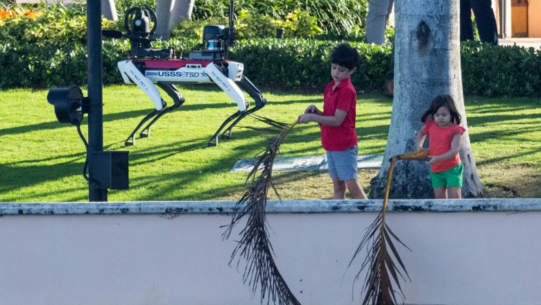 Cum arata cainele robot care il pazeste pe Donald Trump. „Spot” este pus de Secret Service sa patruleze la Mar-a-Lago Imagine