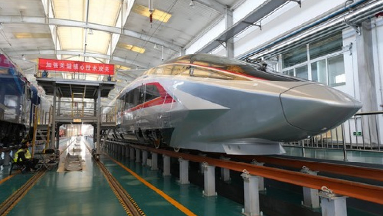 Cum arata cel mai rapid tren de mare viteza din lume, aflat in teste la Beijing. Poate ajunge pana la 450 km/h Imagine