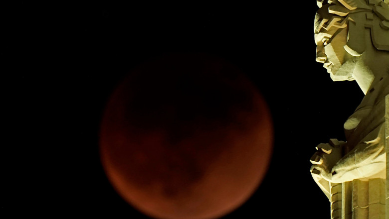 Cum arata „Luna Sangerie”. Imagini cu eclipsa totala, surprinse pe mapamond. Fenomenul, vizibil si din Romania Imagine