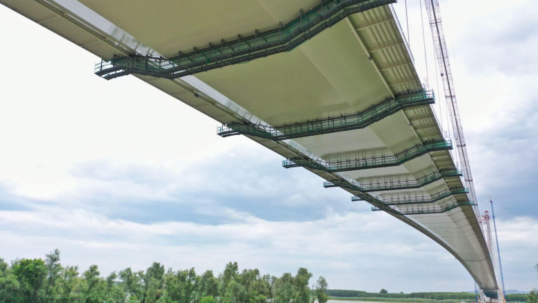 Cum arata podul suspendat de la Braila dupa montarea tablierului metalic de 22.000 de tone Imagine