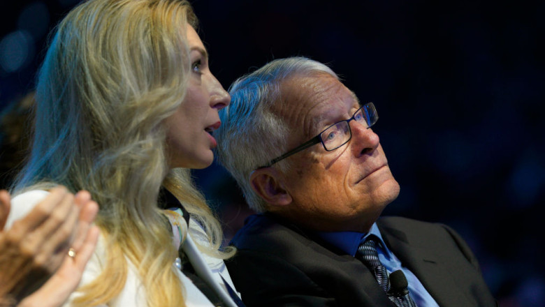 Cum arata si cine sunt sotiile miliardarilor lumii. Unul dintre cei mai bogati oameni din lume s-a casatorit cu o chelnerita Imagine