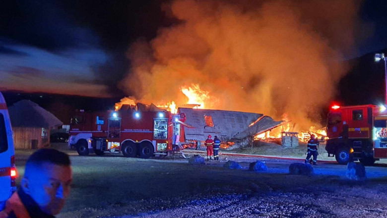 Cum au intervenit pompierii la incendiul de la „Ferma Dacilor”. Precizari de la ISU Prahova Imagine